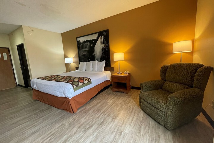 1 King Bed (4 of 10)