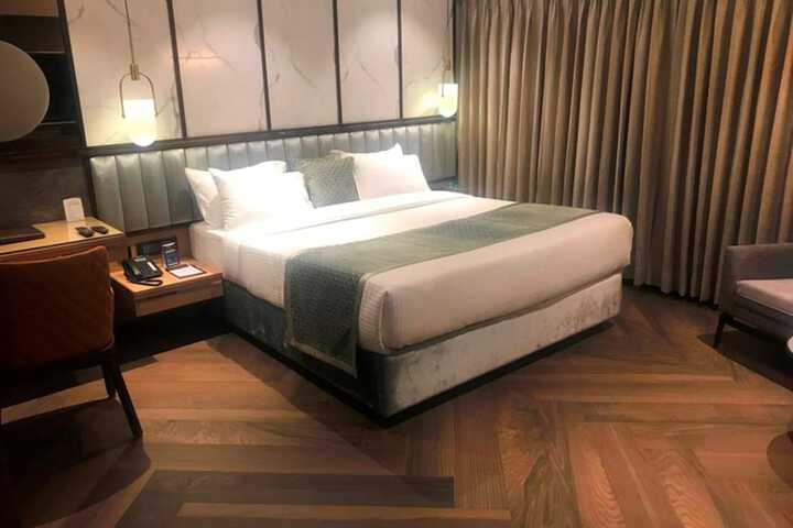 Room 4 of 27