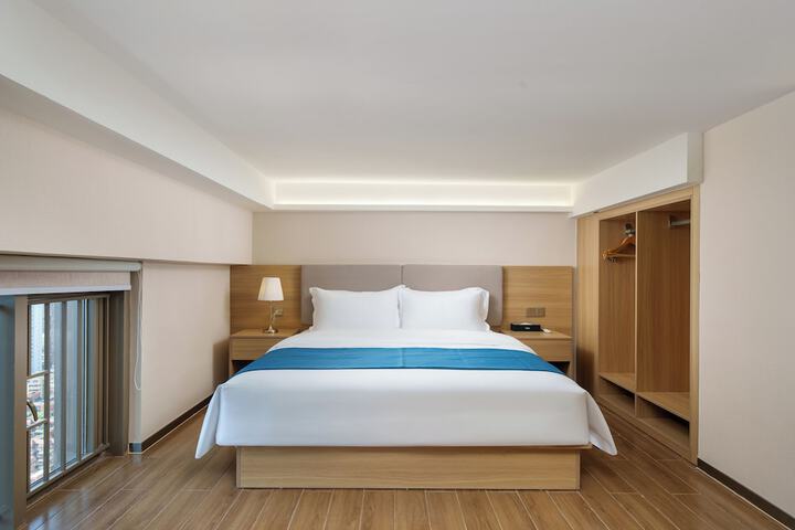 Room 11 of 16