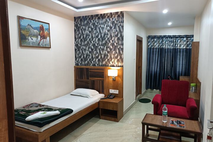 Room 11 of 37