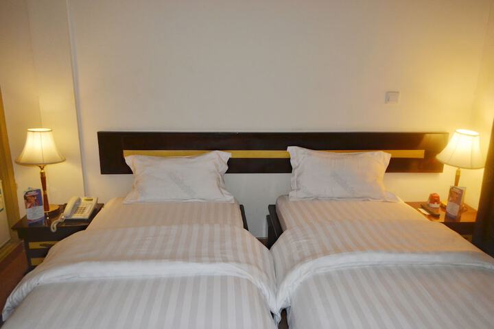 Room 6 of 32