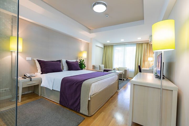 Room 9 of 37