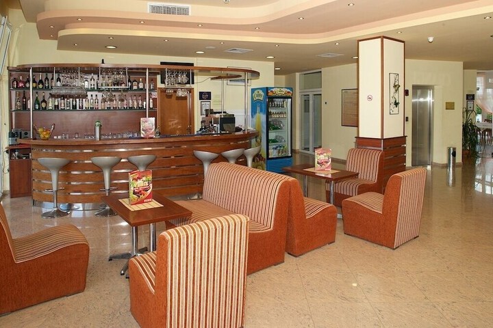 Lounge 15 of 20