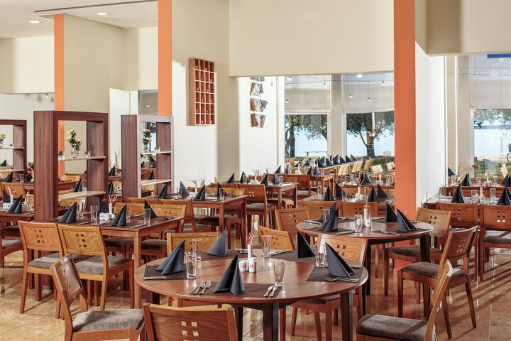 Dining 52 of 66