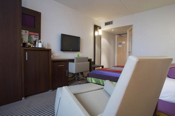 Room 8 of 173