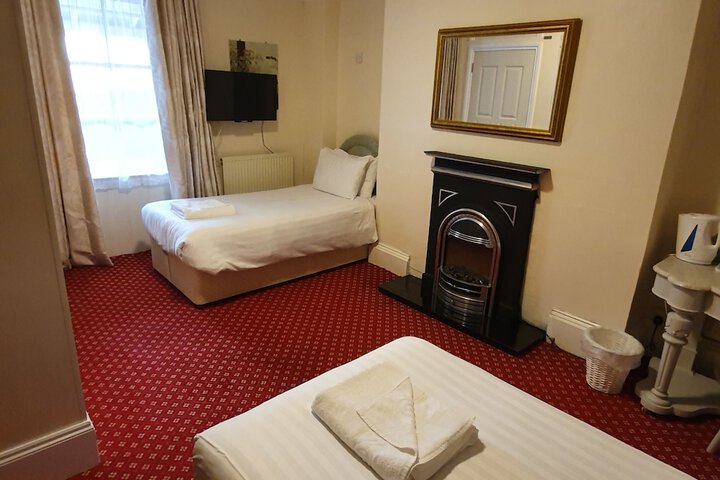 Room 5 of 93