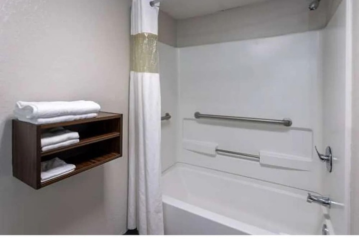 Room 8 of 11