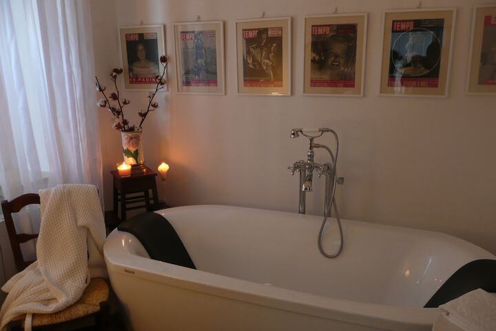 Deep soaking bathtub