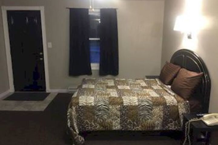 Room 6 of 10