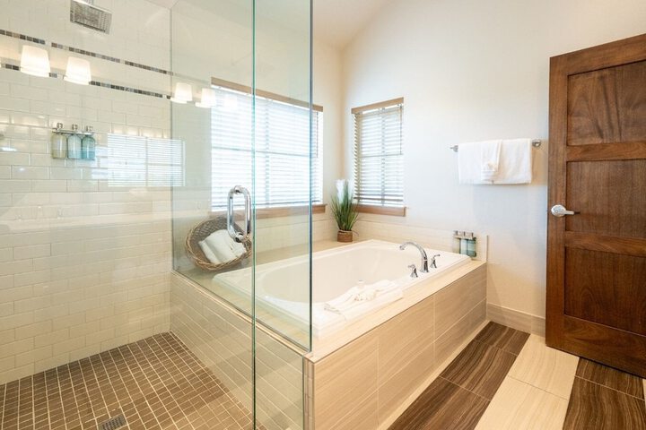 Deep soaking bathtub