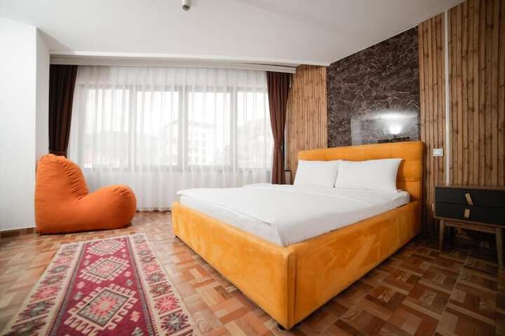 Room 5 of 32