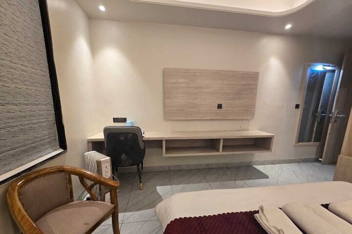 Room 5 of 11