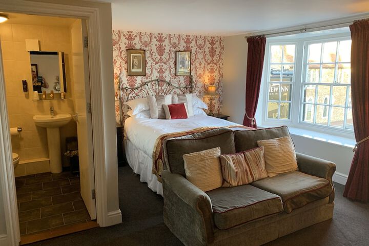 Room 8 of 28
