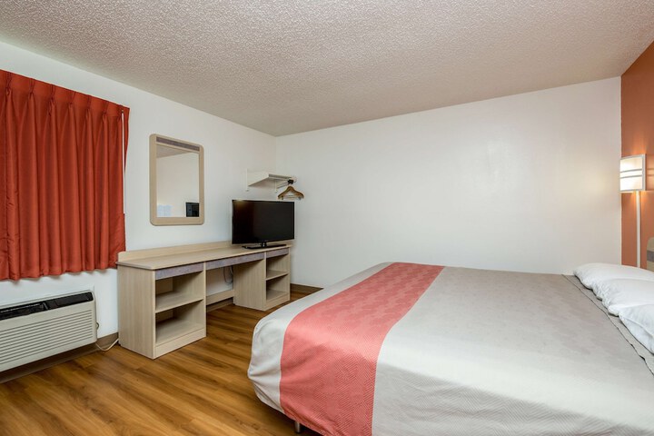 1 King Bed (5 of 17)