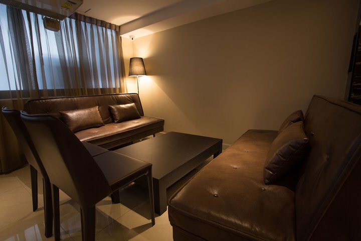 Lounge 46 of 49