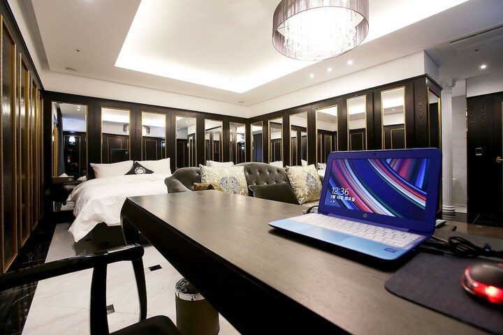 Room 12 of 60