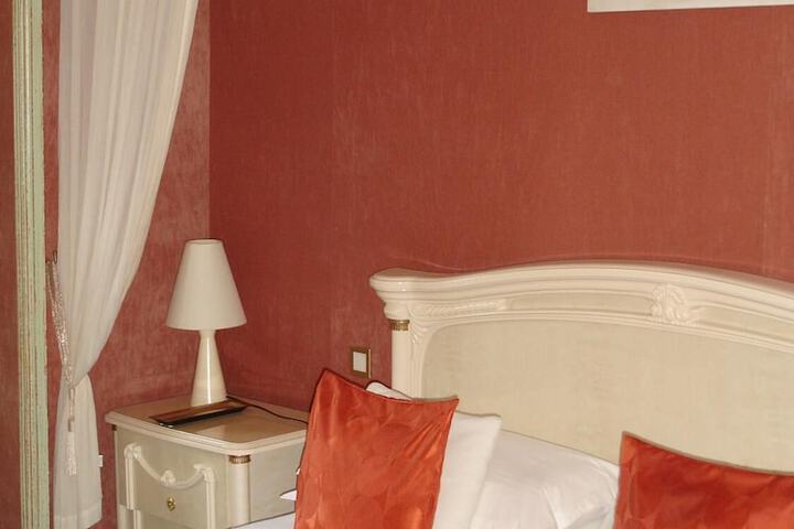 Room 6 of 37