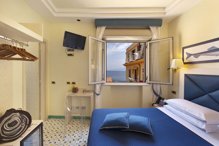 Room 4 of 37