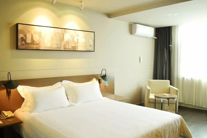 Room 25 of 37