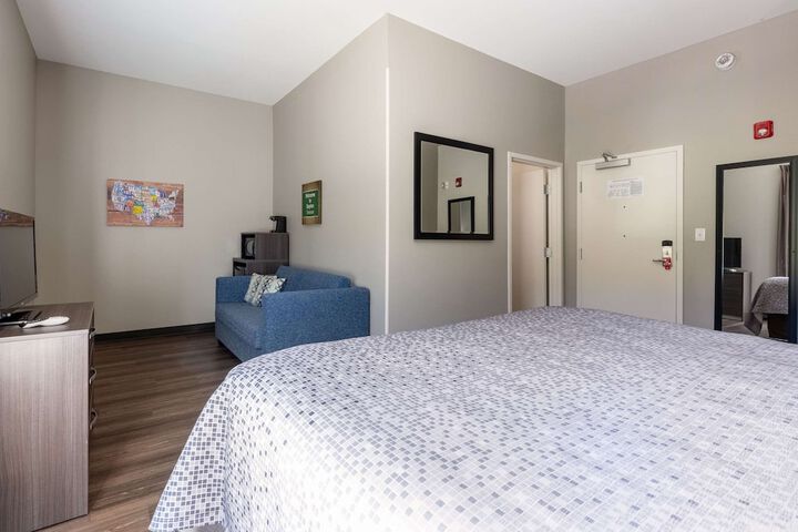 1 King Bed (5 of 16)