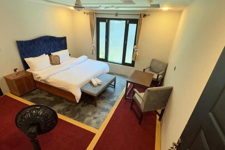Room 8 of 10