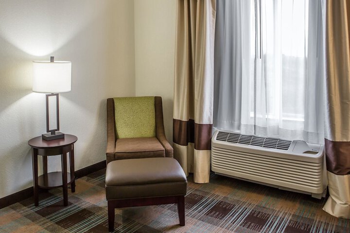 1 King Bed (6 of 8)