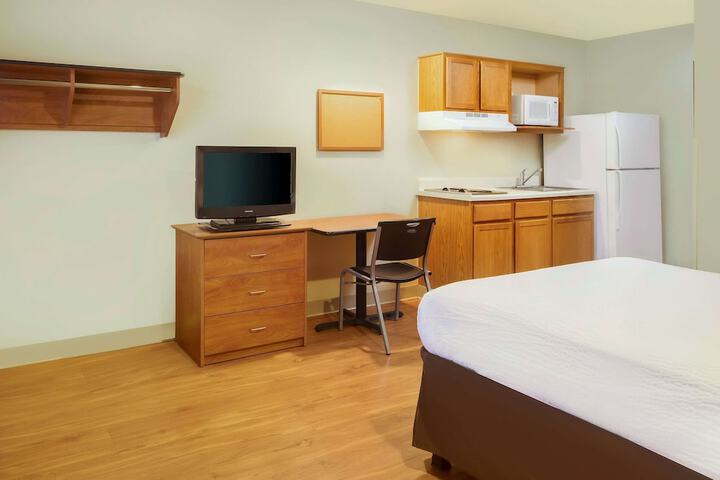 1 Queen Bed (3 of 10)