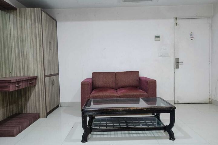 Room 10 of 32