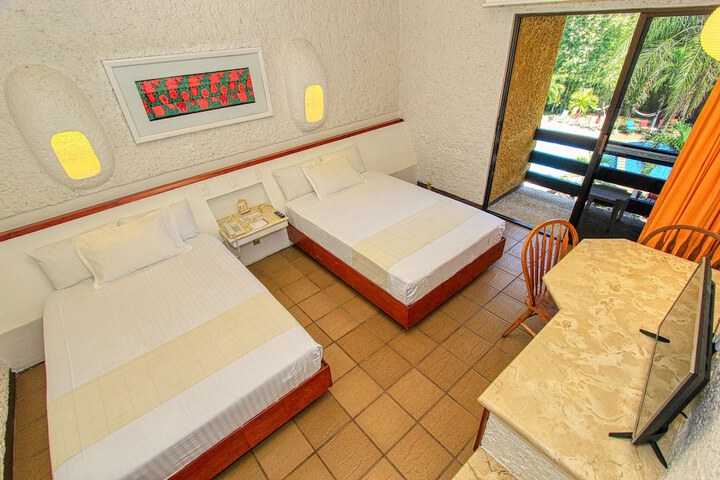 Room 23 of 228