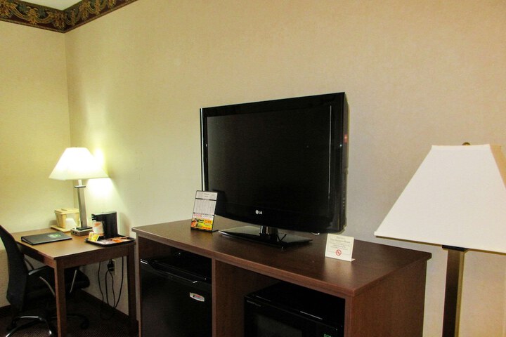 1 King Bed (7 of 8)