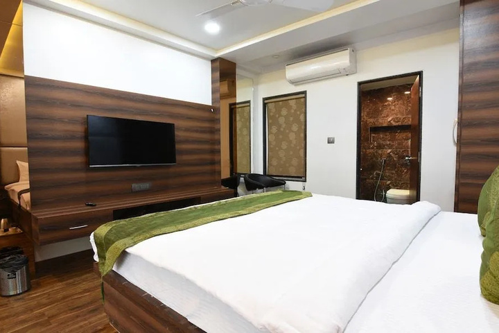 Room 5 of 8