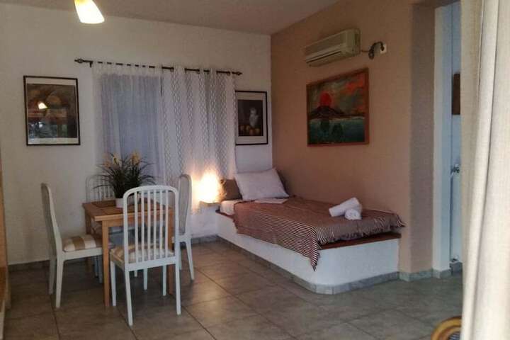 Room 4 of 8