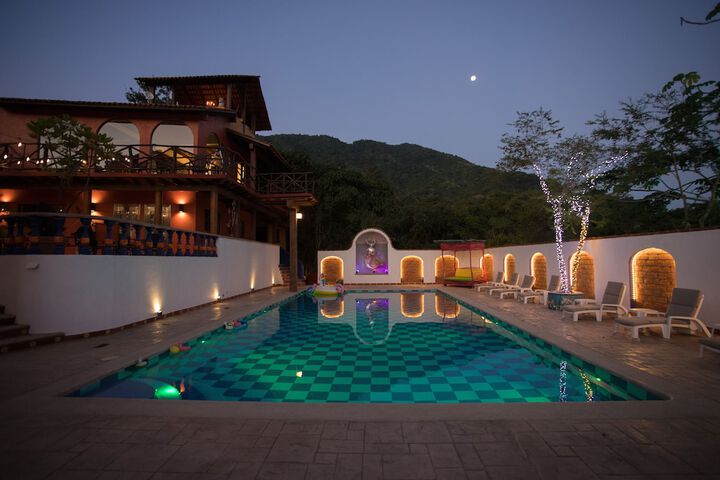 Pool 10 of 17