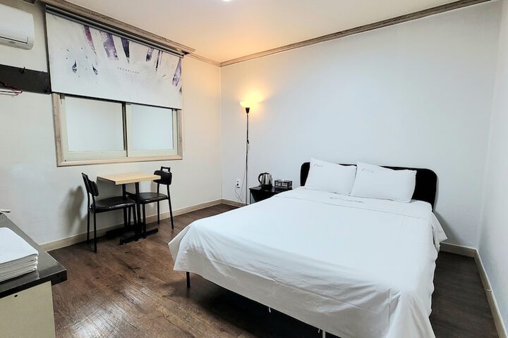 Room 10 of 18