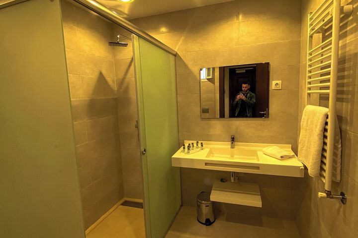 Room 2 of 28