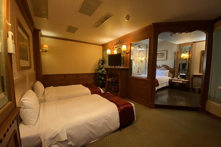 Room 4 of 35