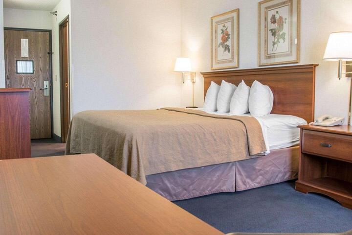 1 Queen Bed (4 of 9)