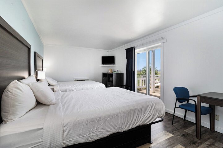 Economy Queen Bed Lake View Patio (76 of 82)