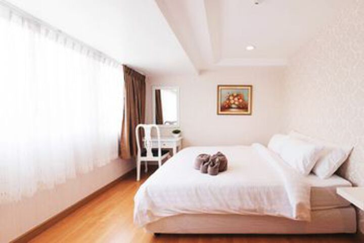 Room 5 of 11
