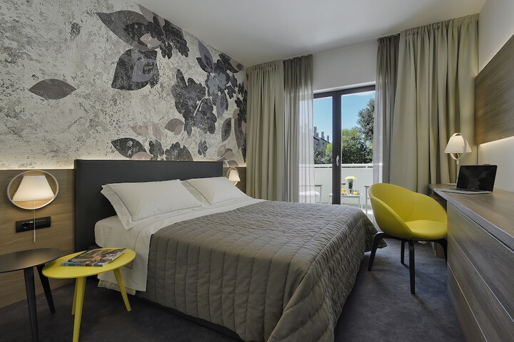 Room 4 of 36