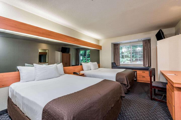 1 Queen Bed (10 of 21)