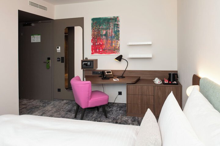 Room 18 of 80