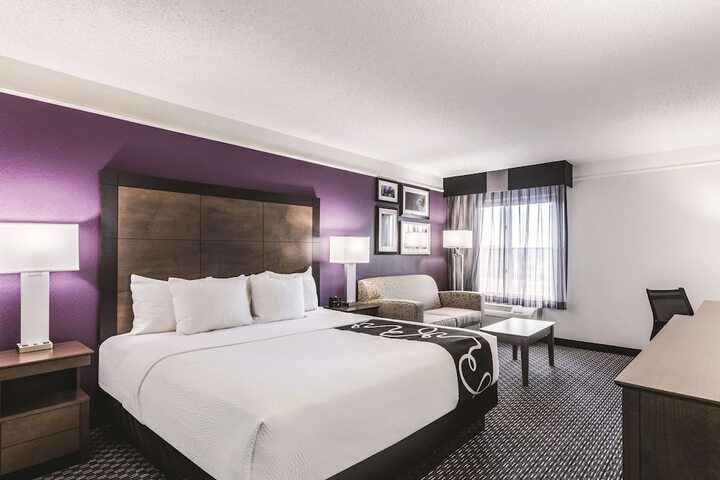 1 King Bed Executive Room (10 of 18)