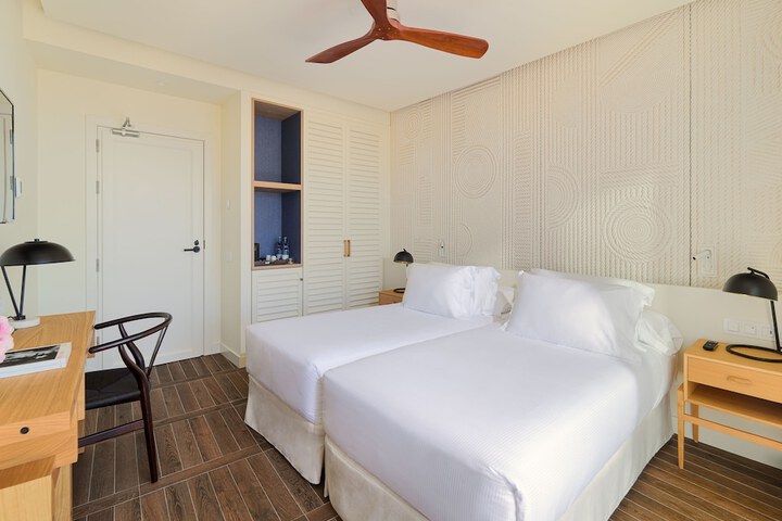 Room 8 of 95