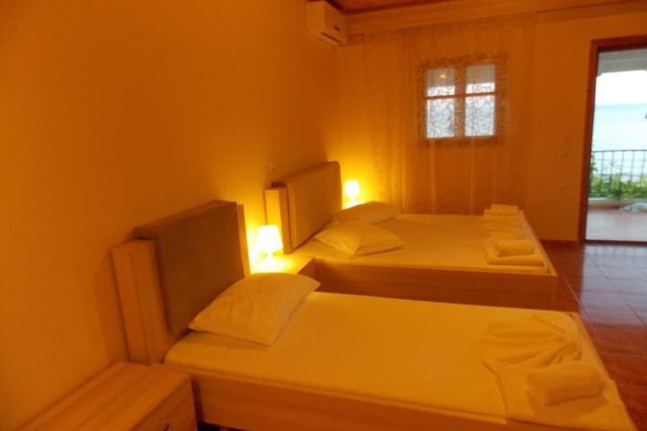 Room 4 of 17