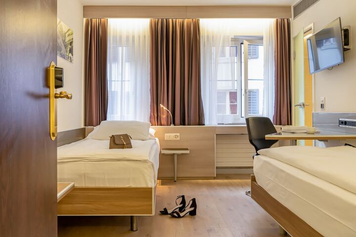 Room 45 of 107