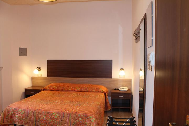 Room 4 of 61