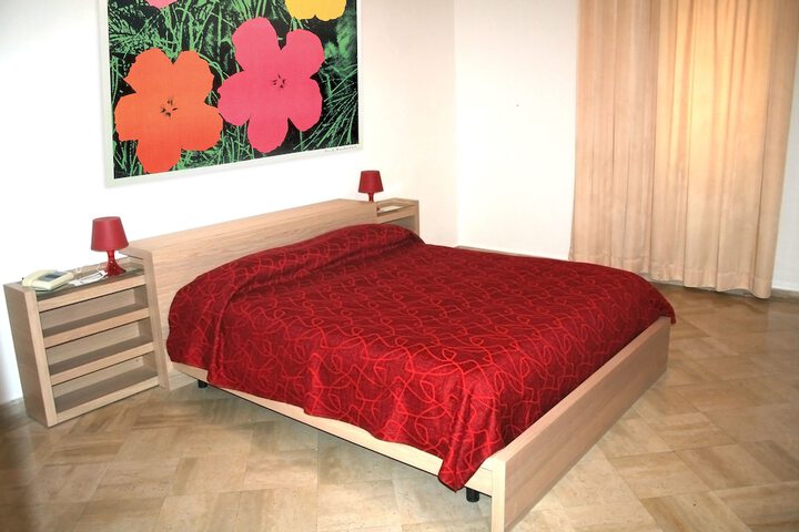 Room 4 of 61