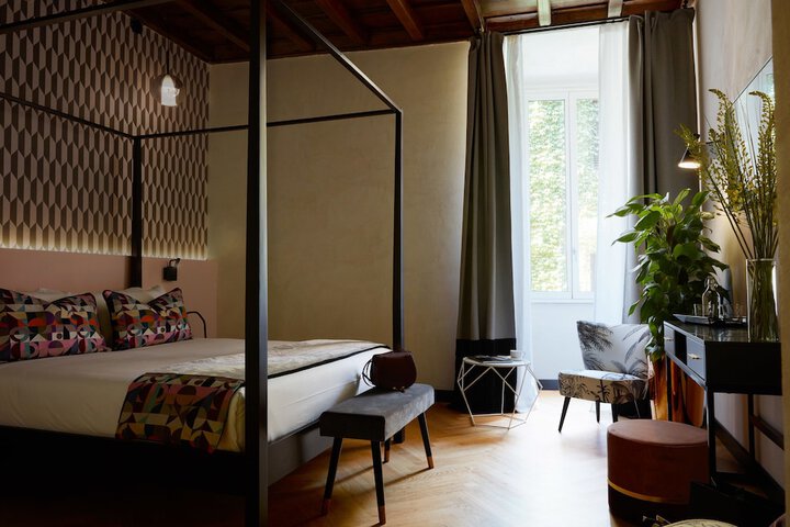 Room 4 of 27