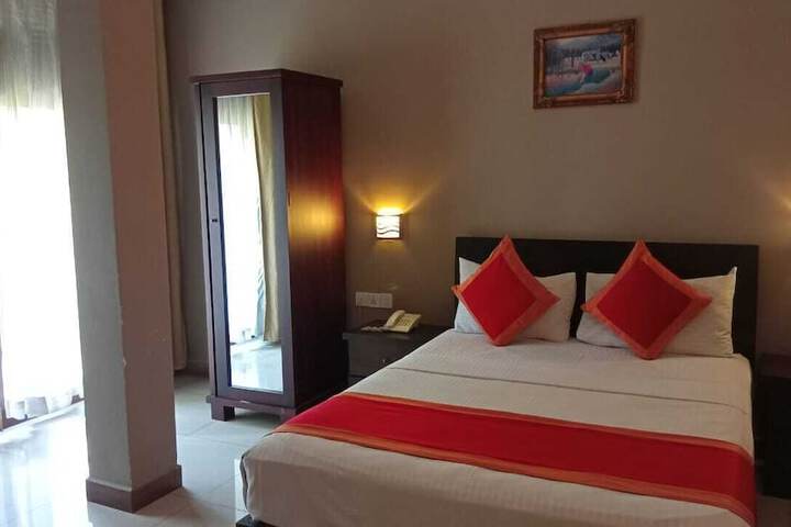 Room 6 of 12